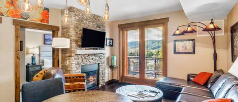 Fernseher, Kamin, Tischfußball, Bücher