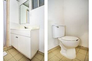 Habitación estándar, 2 camas dobles | Baño | Ducha, artículos de higiene personal gratuitos, secador de pelo y jabón