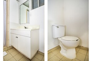 Habitación estándar, 2 camas matrimoniales | Baño | Regadera, amenidades de baño gratuitas, secadora de cabello, jabón 