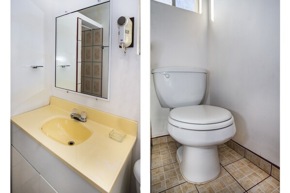 Habitación estándar, 1 cama doble | Baño | Ducha, artículos de higiene personal gratuitos, secador de pelo y jabón