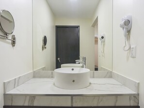 Habitación estándar, 2 camas dobles | Lavabo del cuarto de baño