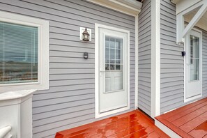 Exterior detail - Beautifully renovated home w/ prime location - walk to the footbridge & downtown (Boothbay Harbor)