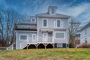 Exterior - Beautifully renovated home w/ prime location - walk to the footbridge & downtown (Boothbay Harbor)