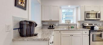 Beautifully renovated home w/ prime location - walk to the footbridge & downtown