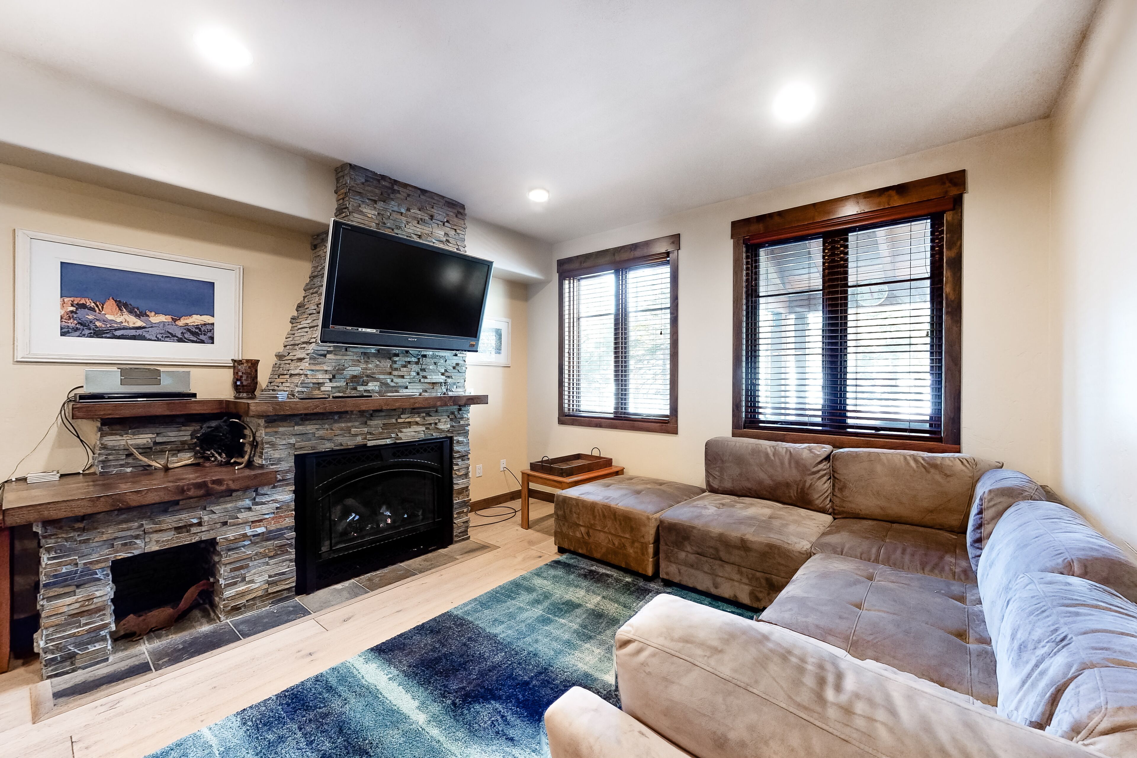 Stunning mountain condo on the golf course w/ private hot tub & fireplace