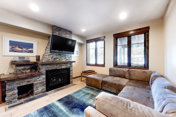 Televisio, takka, DVD-soitin, kirjoja