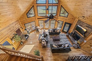 Smart-tv, een open haard, videospelletjes en een dvd-speler