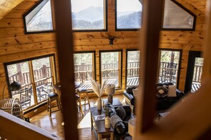 Smart-tv, een open haard, videospelletjes en een dvd-speler