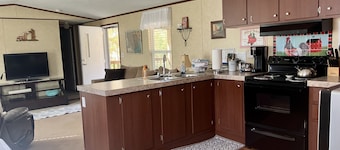 Super clean 7 mile from downtown Newberry safe quiet home Best Deal Around 