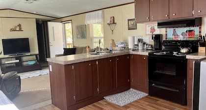Super clean 7 mile from downtown Newberry safe quiet home Best Deal Around