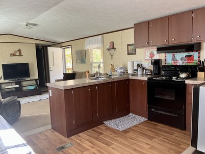 Super clean 7 mile from downtown Newberry safe quiet home Best Deal Around 