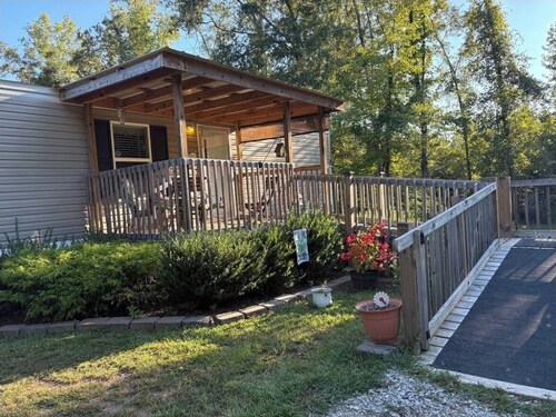 Super clean 7 mile from downtown Newberry safe quiet home Best Deal Around 