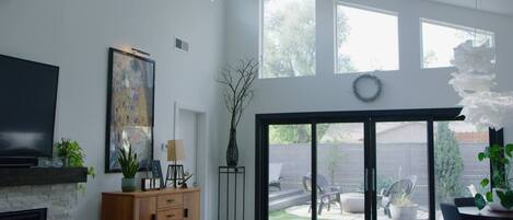 Télévision, cheminée