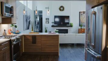 Kjøleskap, mikrobølgeovn, ovn og kokeplater