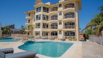 حمّام سباحة خارجي