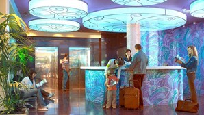 A lobby with a reception desk, a large column, and a patterned wall. - Magic INN (Oropesa del Mar)
