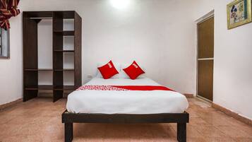 Muebles diferentes y espacio para trabajar con laptop