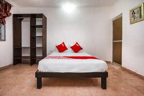 Muebles diferentes y espacio para trabajar con laptop