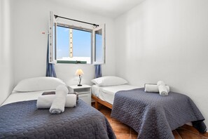 2 habitaciones, tabla de planchar con plancha y cuna de viaje 