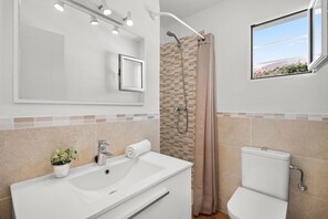 Regadera, secadora de cabello, toallas, jabón 