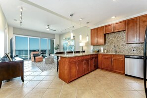 Fridge, microwave, oven, stovetop - Sapphire 1004 - By GISO Vacation Rentals (South Padre Island)