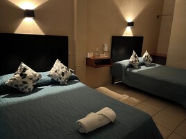 Escritorio, tabla de planchar con plancha, wifi gratis y ropa de cama 