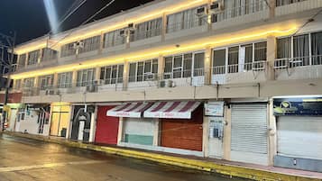 Vista frontal de la propiedad