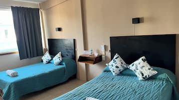 Standardzimmer, 2 Doppelbetten | Schreibtisch, Bügeleisen/Bügelbrett, kostenloses WLAN, Bettwäsche