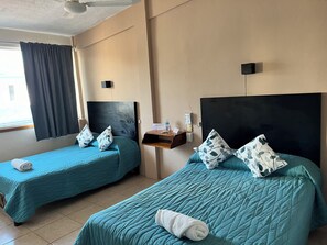 标准房, 2 张双人床 | 办公桌、熨斗/熨衣板、免费 WiFi、床单