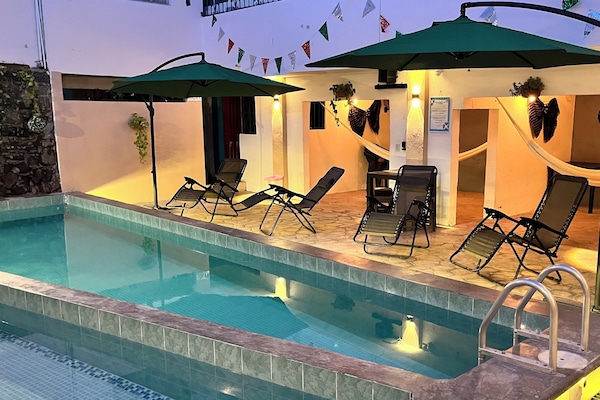 Una piscina al aire libre