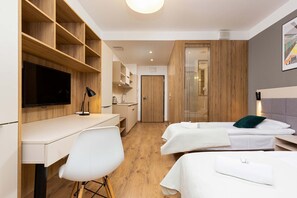 Bureau, fer et planche à repasser, Wi-Fi, draps fournis