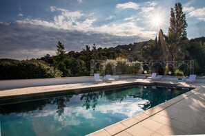 Piscina interna, piscina externa, espreguiçadeiras