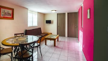Suite, 2 habitaciones | Área de sala de estar | Televisión de pantalla plana de 32 pulgadas con canales vía satélite