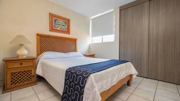 Departamento estándar, 2 habitaciones | 2 habitaciones, cortinas blackout y tabla de planchar con plancha