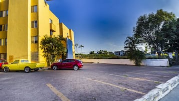 Estacionamiento gratis en los alrededores, estacionamiento limitado