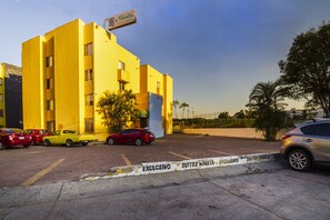 Free parking nearby, limited parking - Suites Navata (Guadalajara)