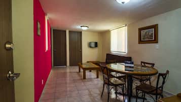 Departamento estándar, 2 habitaciones | Área de sala de estar | Televisión de pantalla plana de 32 pulgadas con canales vía satélite
