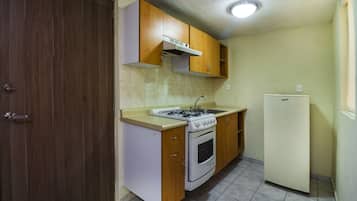 Fogão, talheres/pratos/utensílios de cozinha
