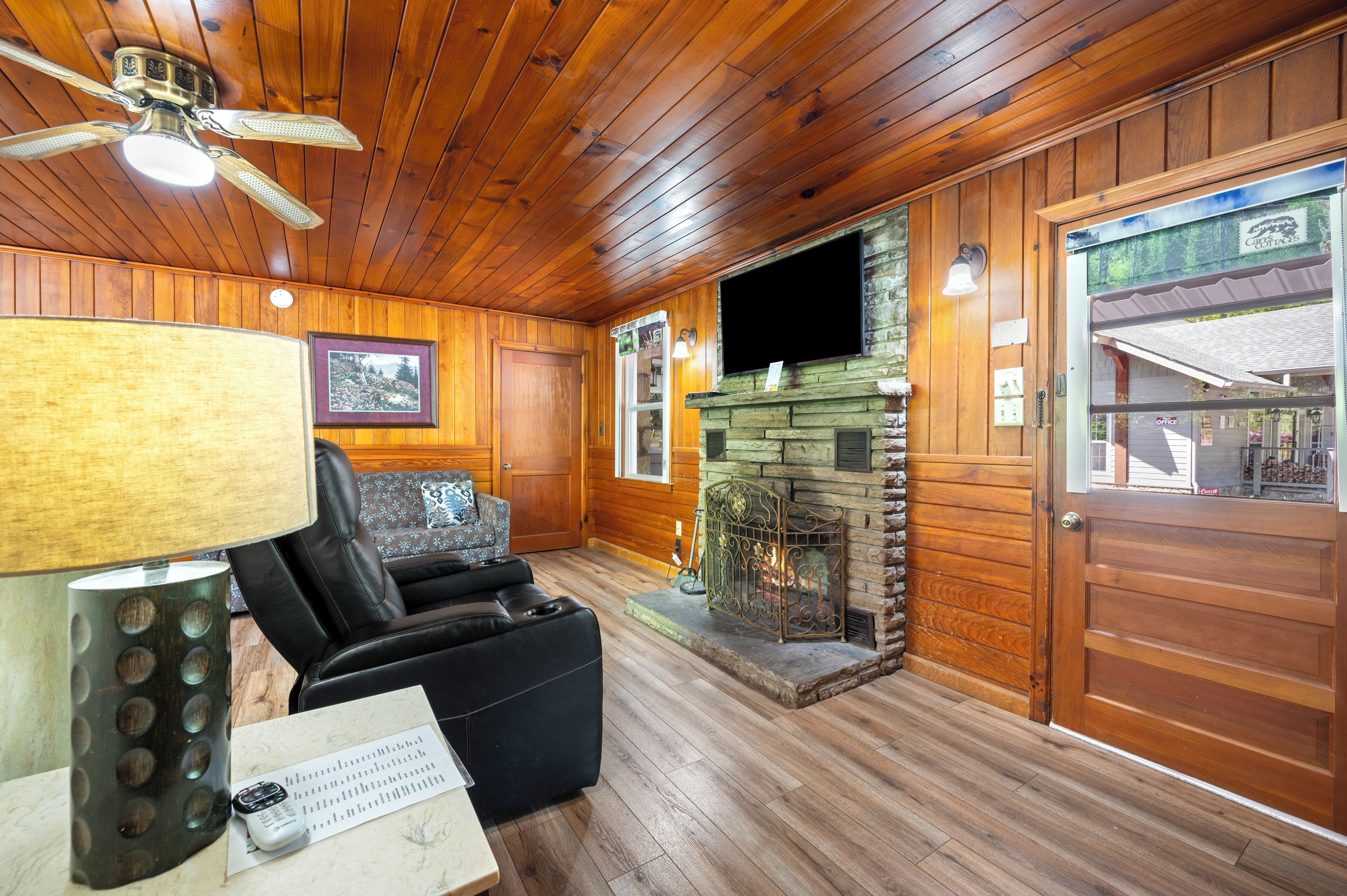 Standard Studio Suite | Living area | 42-inch Smart TV with cable channels, TV, fireplace