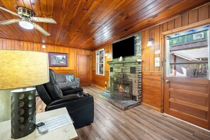 Suite estudio estándar | Área de sala de estar | Smart TV de 42 pulgadas con canales por cable, televisión y chimenea