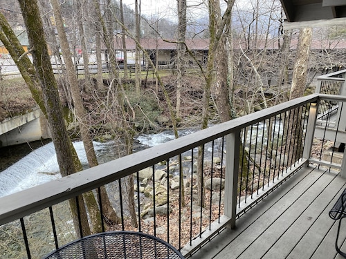 Carr's Northside Motel and Cottages