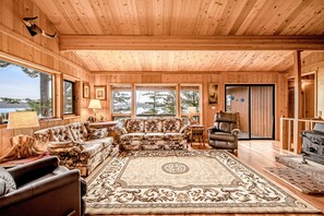 Una televisión, una chimenea, libros, un reproductor estéreo