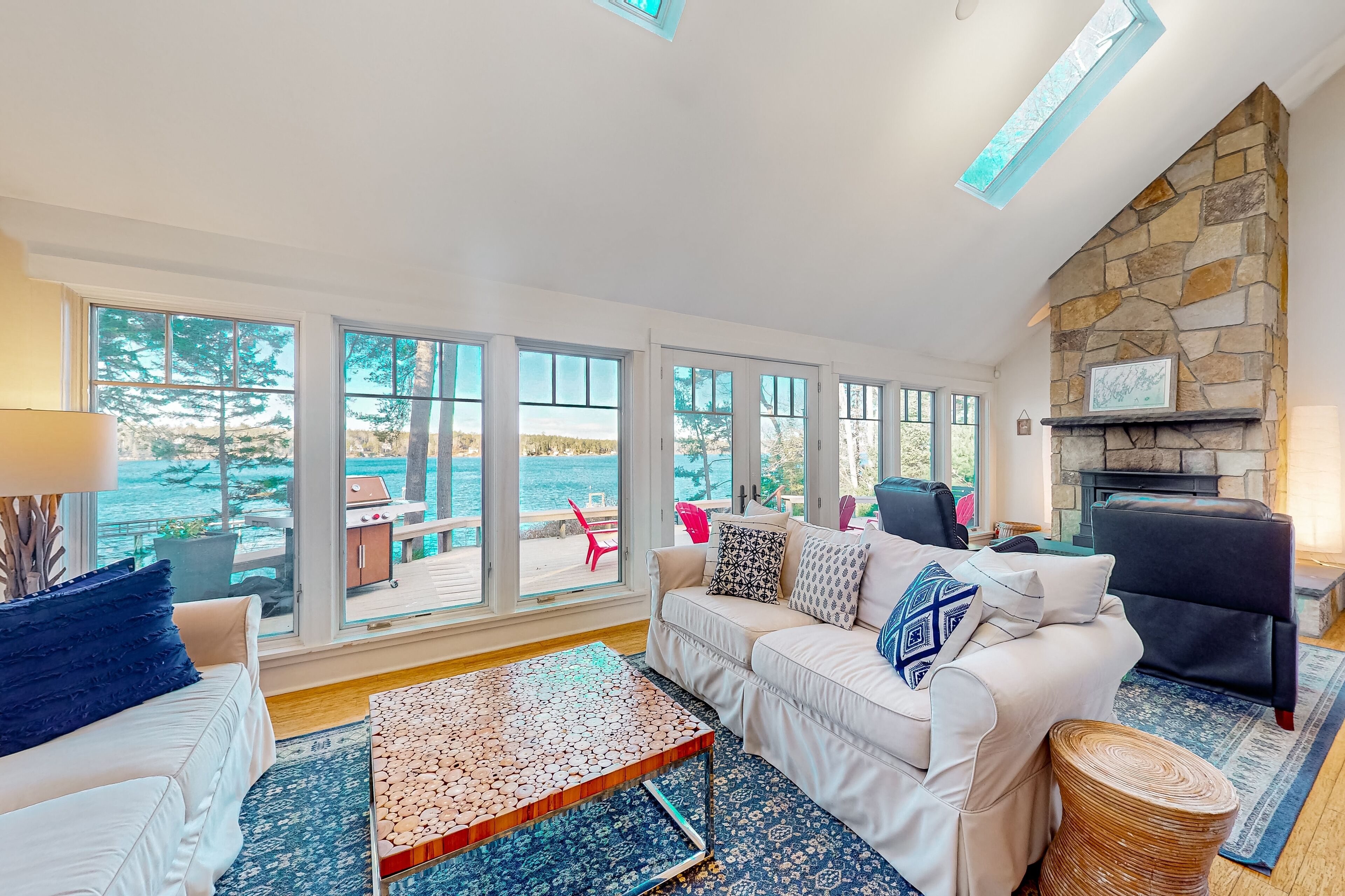 Televisio, takka, DVD-soitin, pöytäjalkapallopöytä