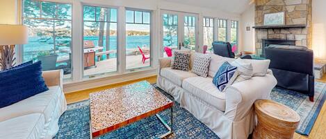 Televisión, chimenea, reproductor de DVD y futbolito