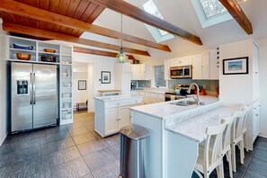 Geladeira, micro-ondas, fogão, cooktop