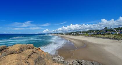 Stunning oceanfront retreat w/ gourmet kitchen & high-speed WiFi - dogs welcome