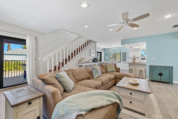 Smart TV - 🐾  Dog Friendly, Large Heated Pool, Short Walk to the sugar sand Beach! (Fort Myers Beach)
