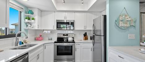 Kjøleskap, mikrobølgeovn, ovn og kokeplater