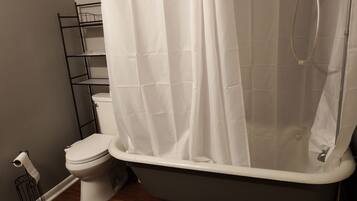 Bruser, hårtørrer, bidet, håndklæder