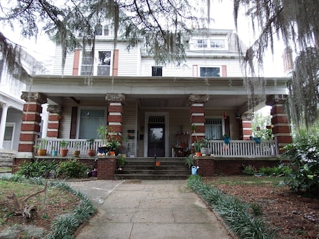 Exterior. Well Equipped Clean Comfy Downtown APT with Parking